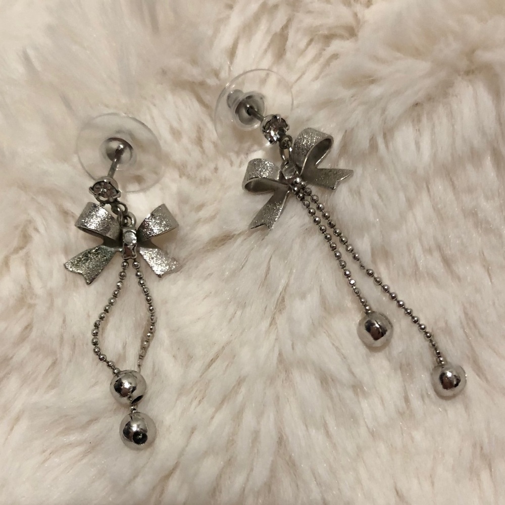 Silver bow dangling earrings